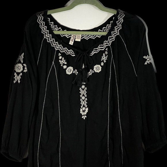 Mudd Embroidered Peasant Top - Large - Picture 6 of 10